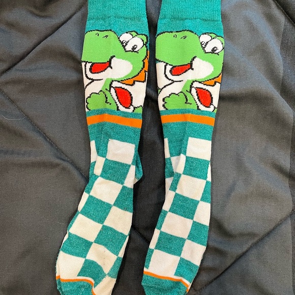 FREE WITH PURCHASE Nintendo Mario and Yoshi crew socks - Picture 6 of 8